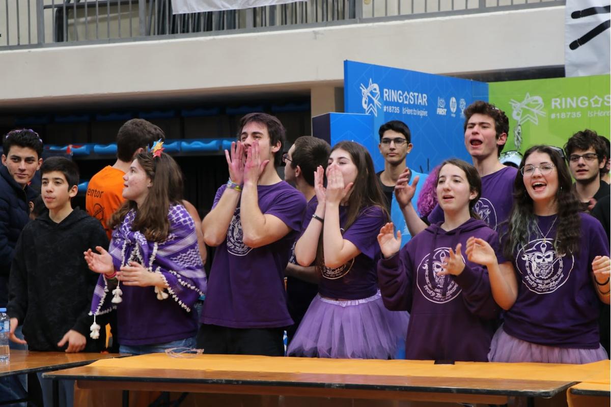 תמונה של תלמידי FIRST Tech Challenge מעודדים את קבוצתם בתחרות.