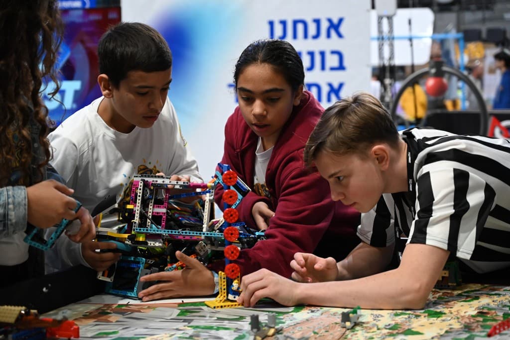 תלמידים בונים רובוט LEGO בתחרות