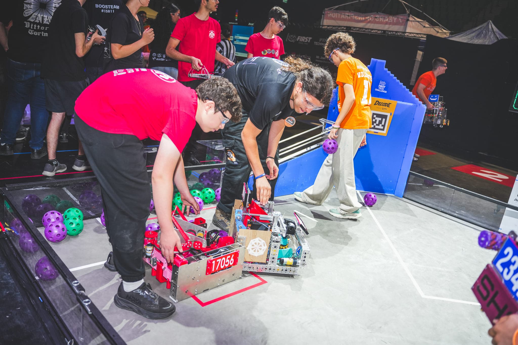 תמונה של תלמידי FIRST Tech Challenge תכוננים למשחק.