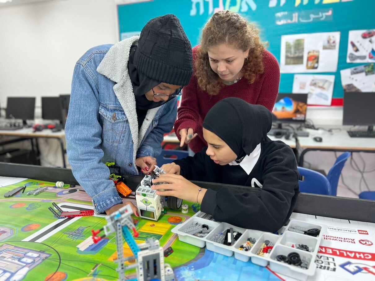 מתנדבת שנת שירות מדריכה 2 תלמידיות בדואיות שבונות יחד רובוט