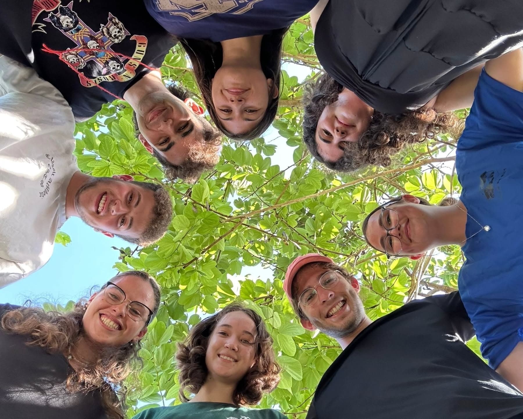 מתנדבי שנת השירות עומדים יחד במעגל