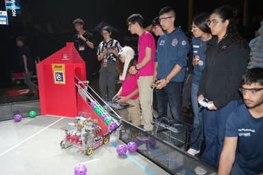 תלמידי FIRST Tech Challenge מתחרים בבריתות עם הרובוטים שבנו.