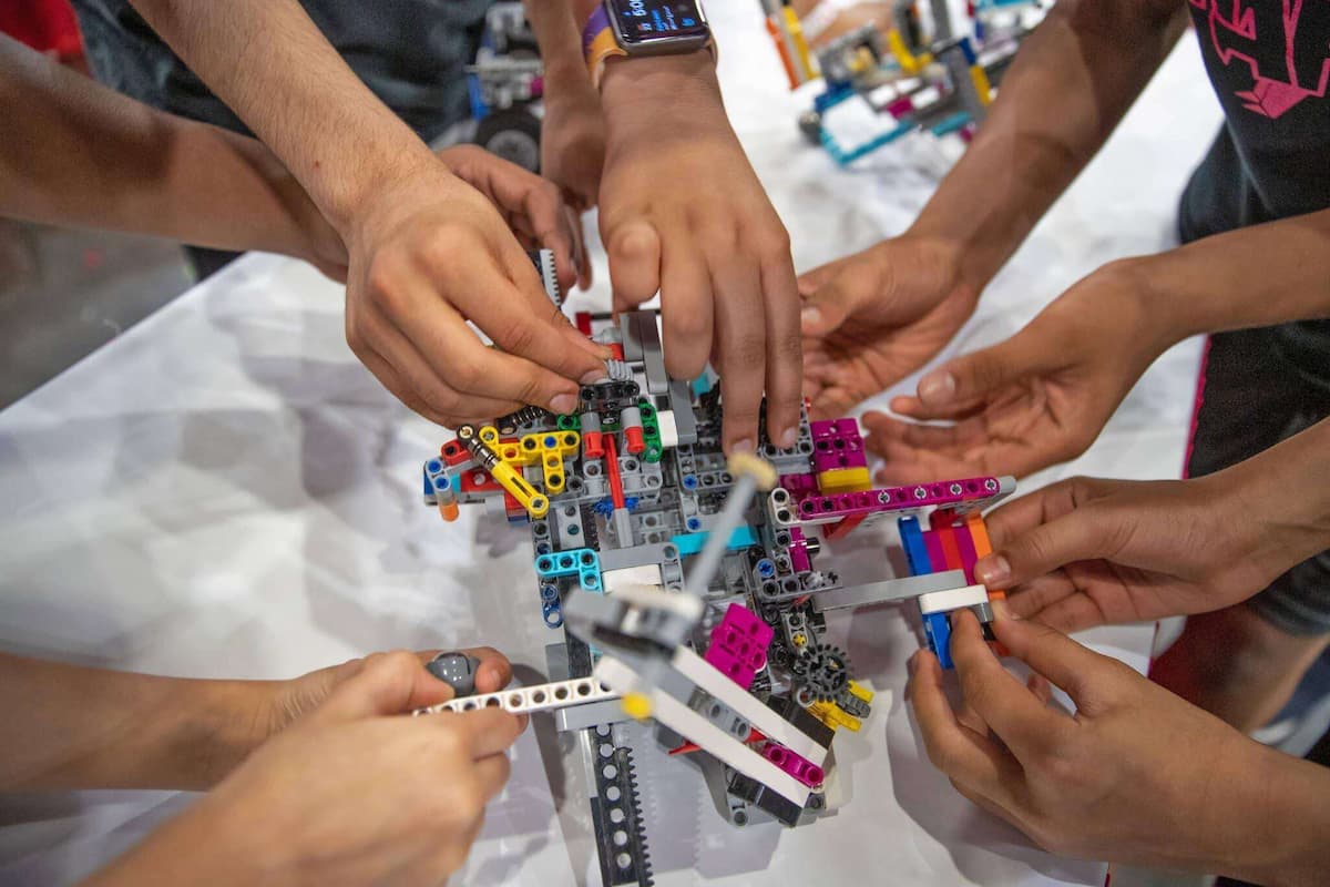 קבוצת אנשים מרכיבים דגם LEGO
