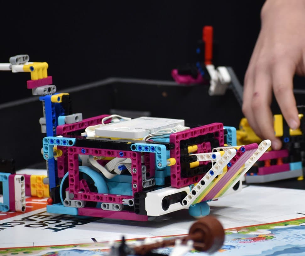 רובוט LEGO על מגרש המשחק