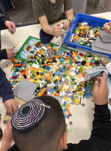 ילד דתי בונה באבני LEGO